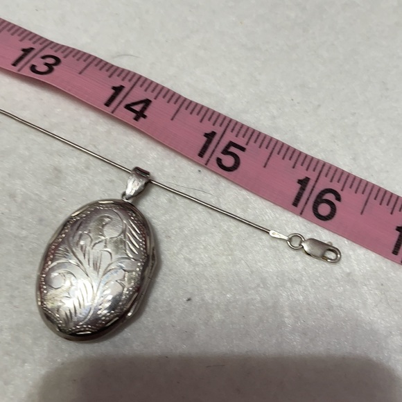 Vintage sterling silver locket on a sterling chain 16” - Picture 10 of 12